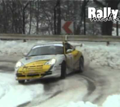 Porsche 911 GT3 dances in the snow